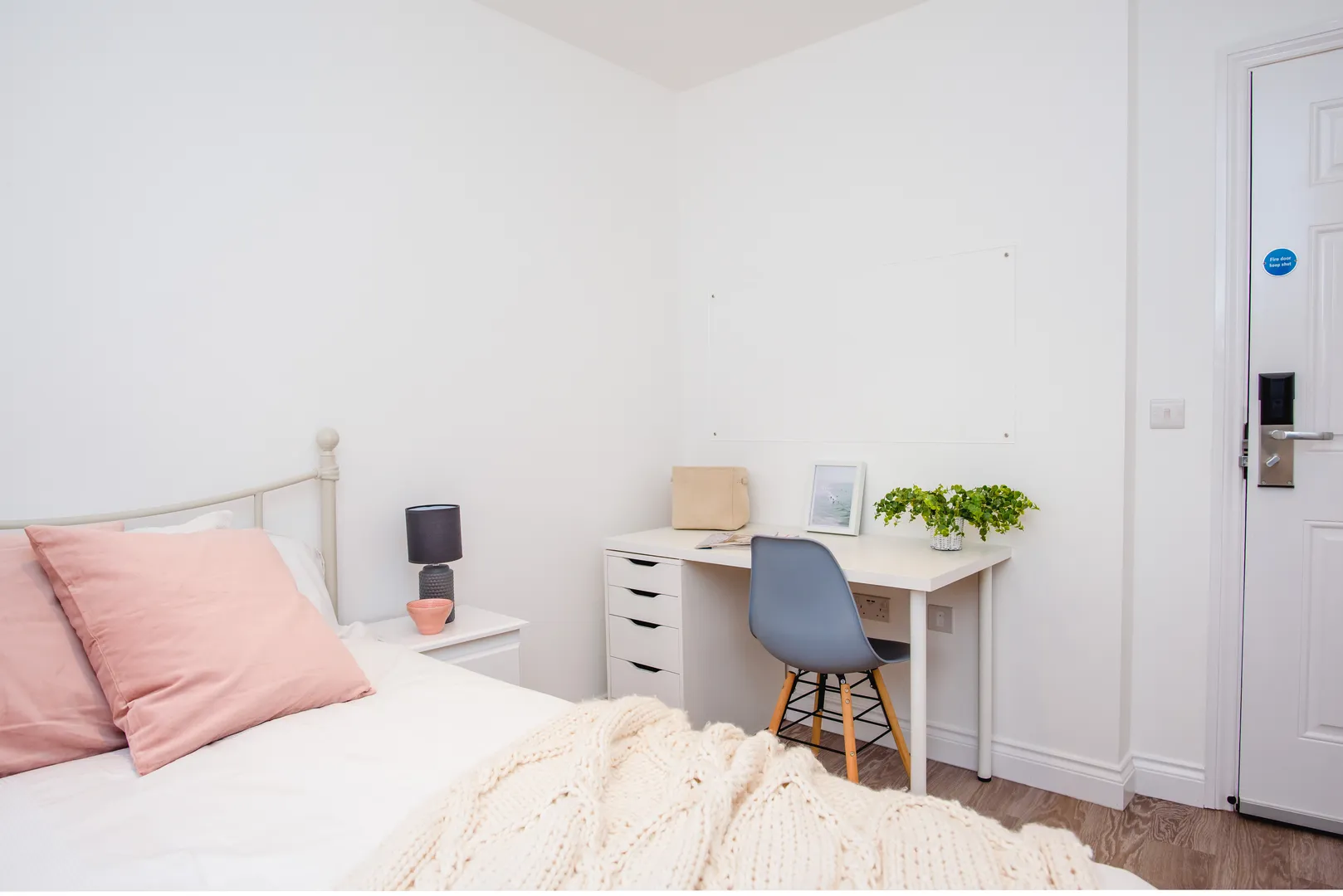 Flat F, 25 Lister Gate - Luxury 3 Bed City Centre Apartment - Image 6